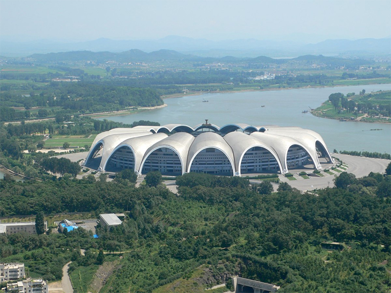 san-bong-da-lon-nhat-the-gioi