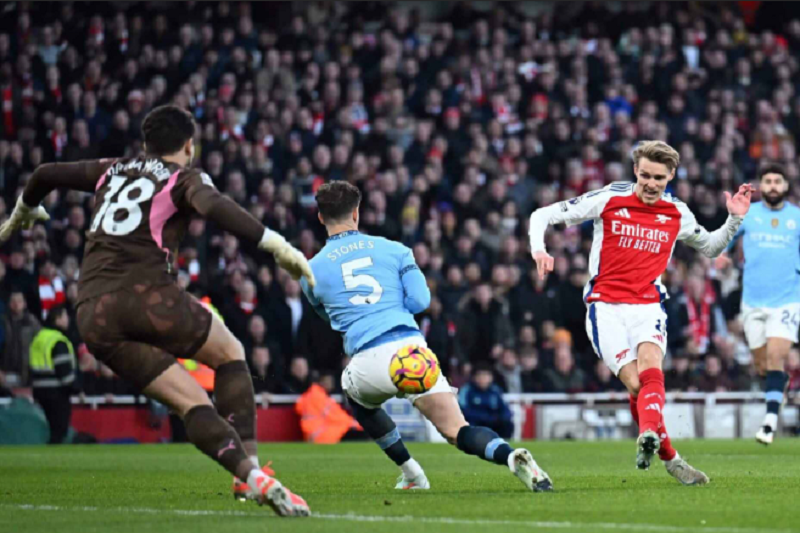 arsenal-va-man-city-cung-nuoi-tham-vong-gianh-tron-bon-danh-hieu